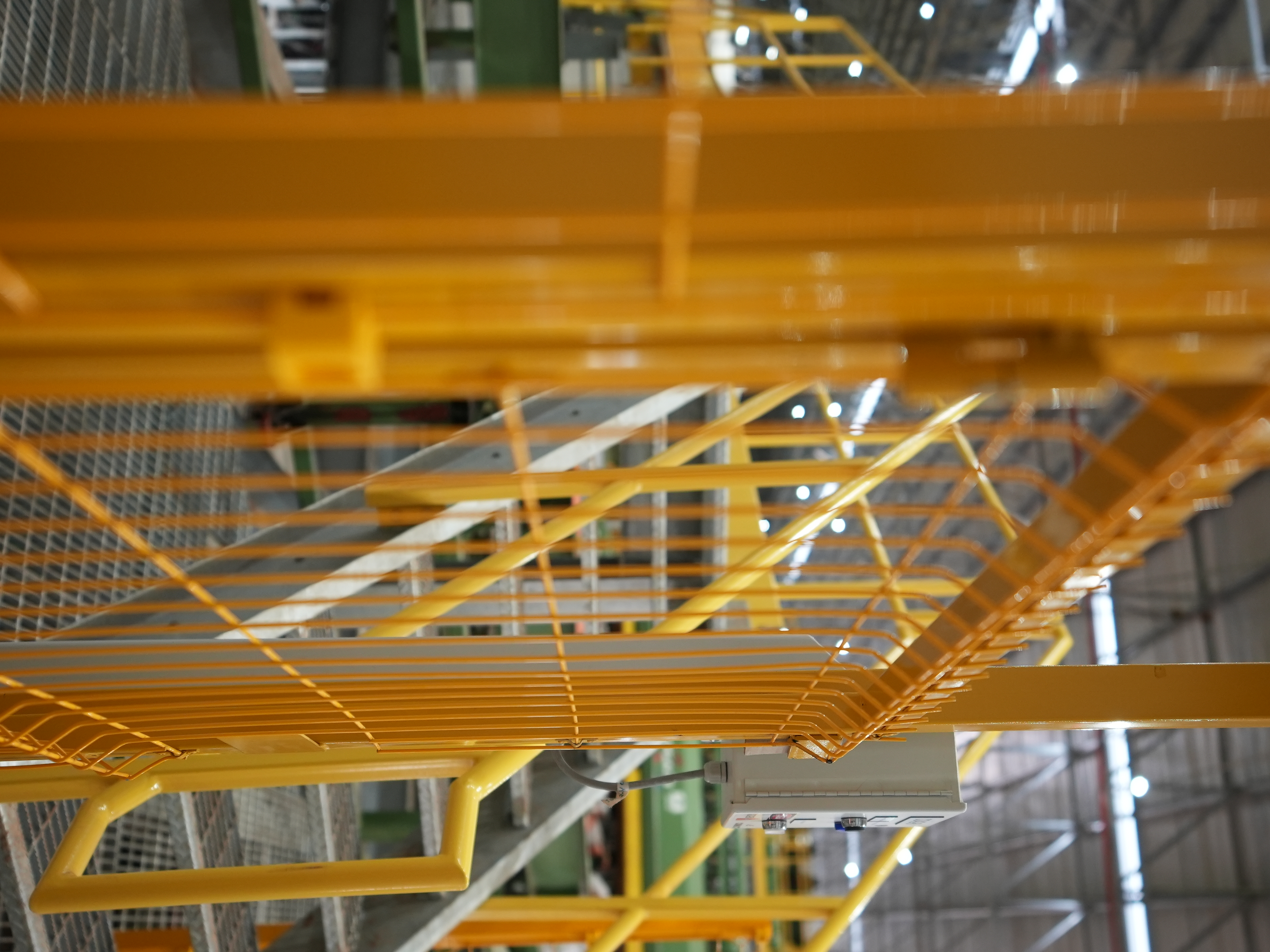 Corredor de gradil amarelo em unidade fabril