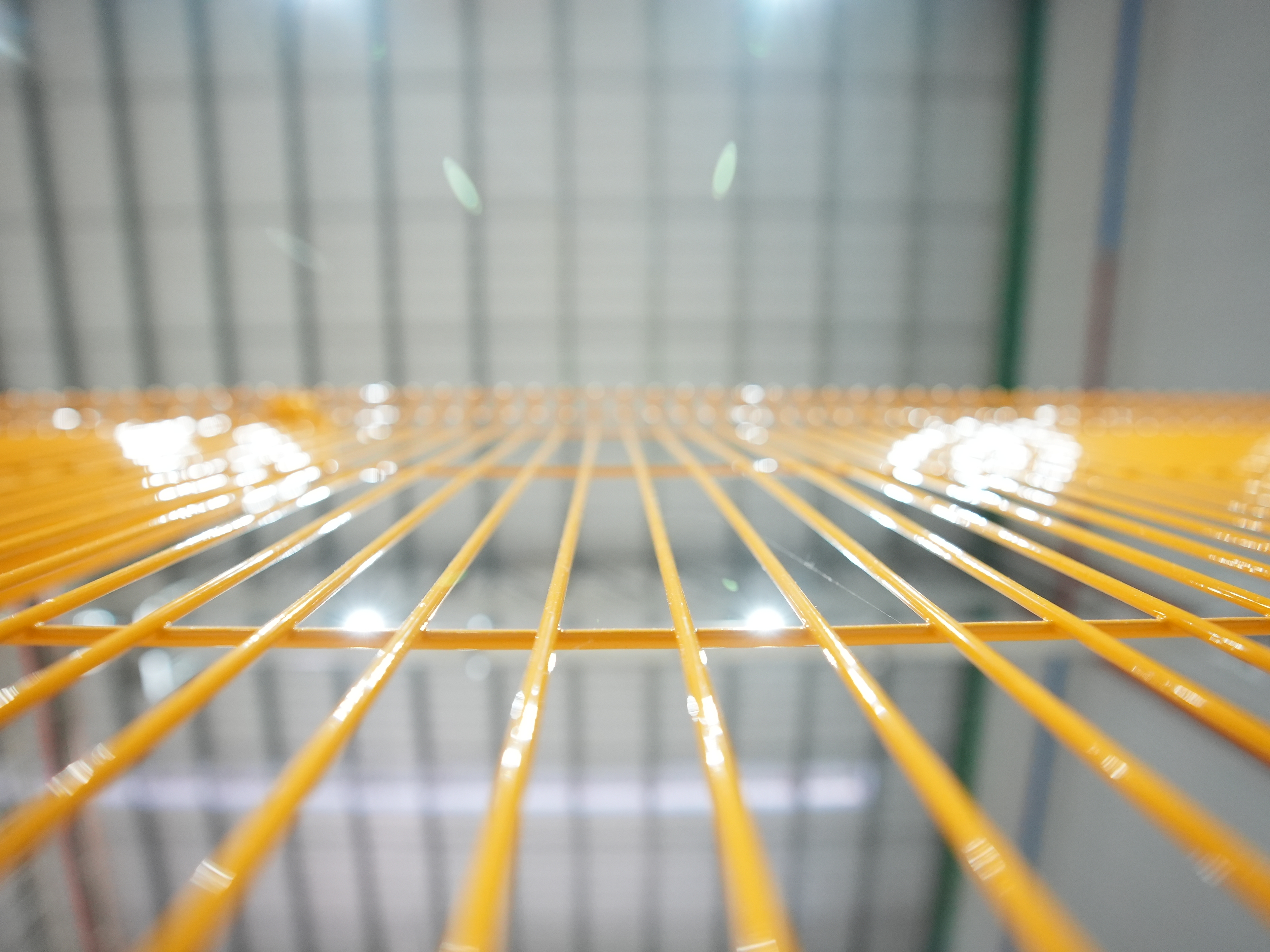 Gradil em plataforma sobre equipamento