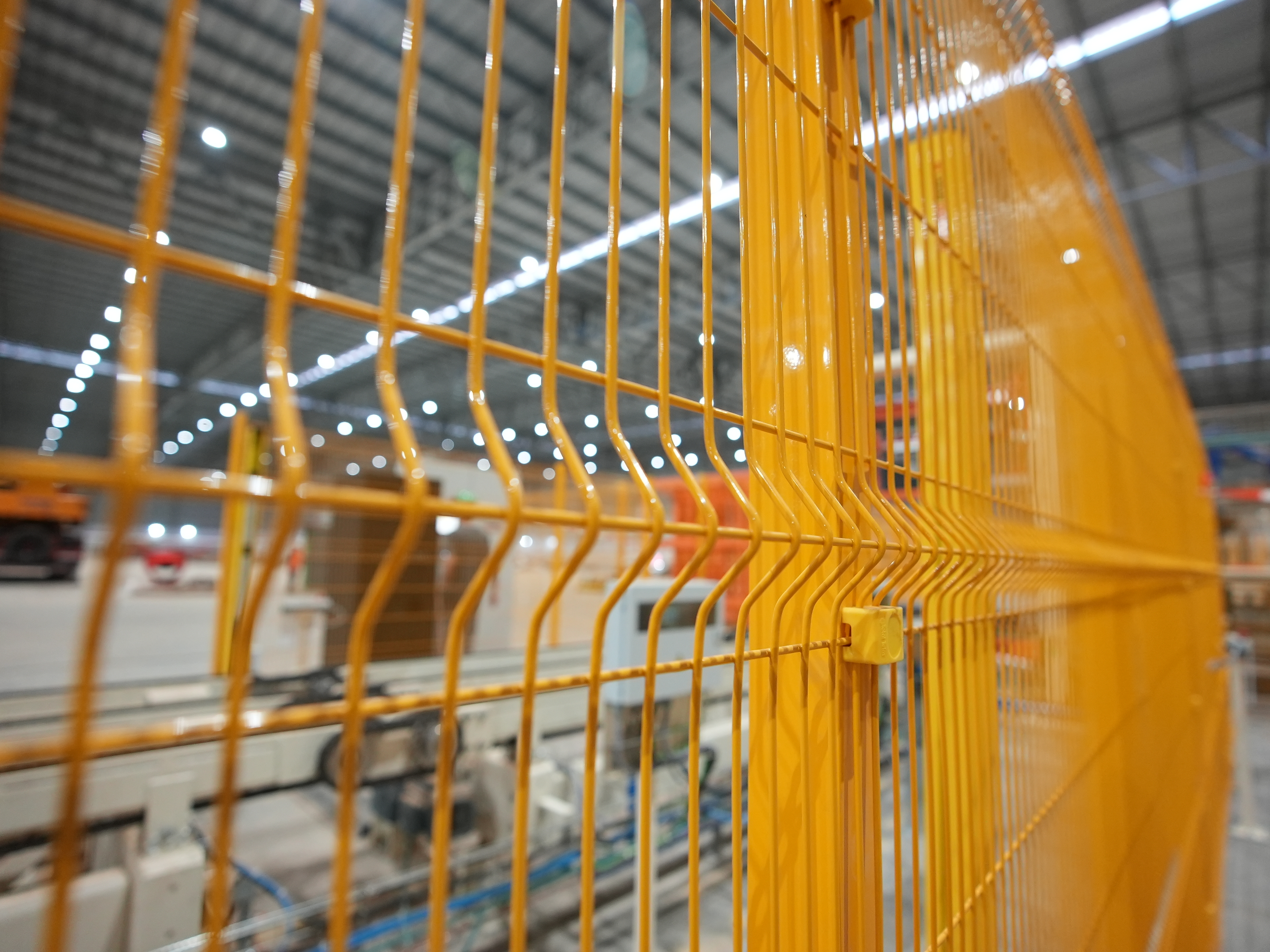 Gradil amarelo em passarela industrial